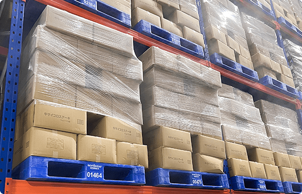 倉庫の棚に積み上げられたダンボール