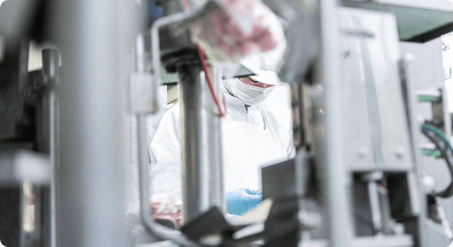 工場で作業している作業員1名